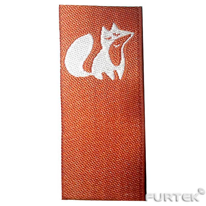 жаккардовый ярлык оранжевого цвета с изображением лиса белого цвета