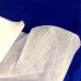 Флизелин водорастворимый для вышивки показан лежащим на синем сукне.