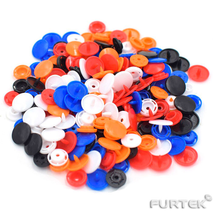 Пластиковые кнопки разных цветов в ассортименте.