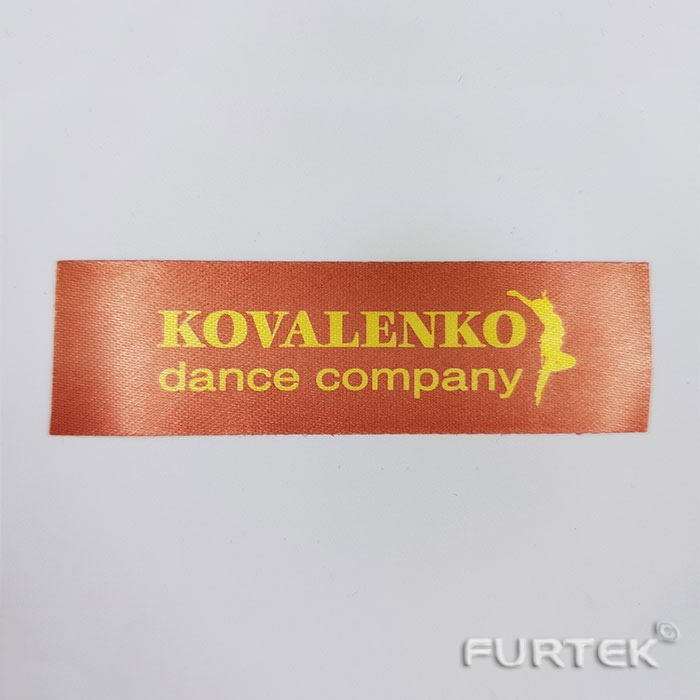 Печать на красной сатиновой ленте с желтым логотипом