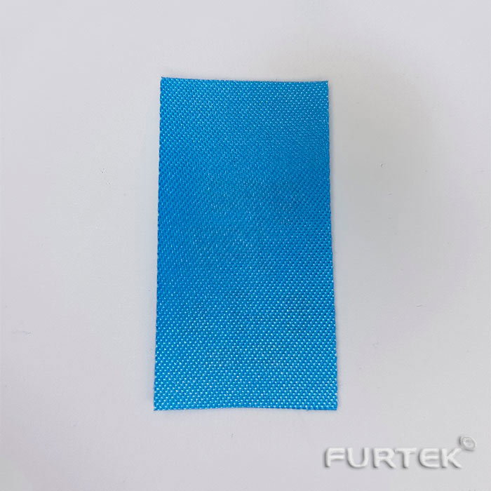Печать на голубой сатиновой ленте с черным текстом, вид сзади