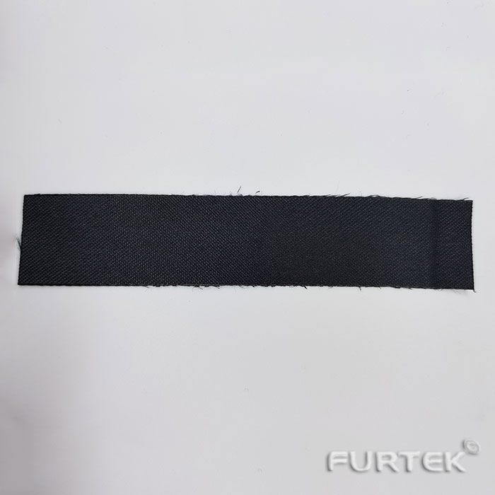Печать на черной сатиновой ленте с синим тестом, вид с обратной стороны