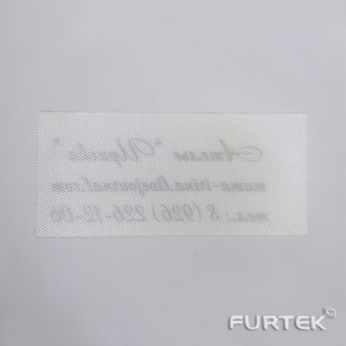 Печать на белой сатиновой ленте с черным текстом - контакты, вид с обратной стороны