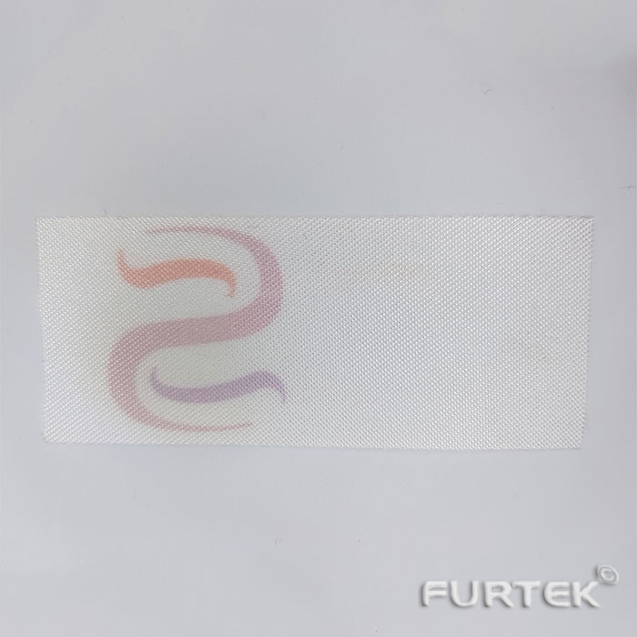 Печать на сатиновой ленте белого цвета, логотип красных оттенков, вид сзади