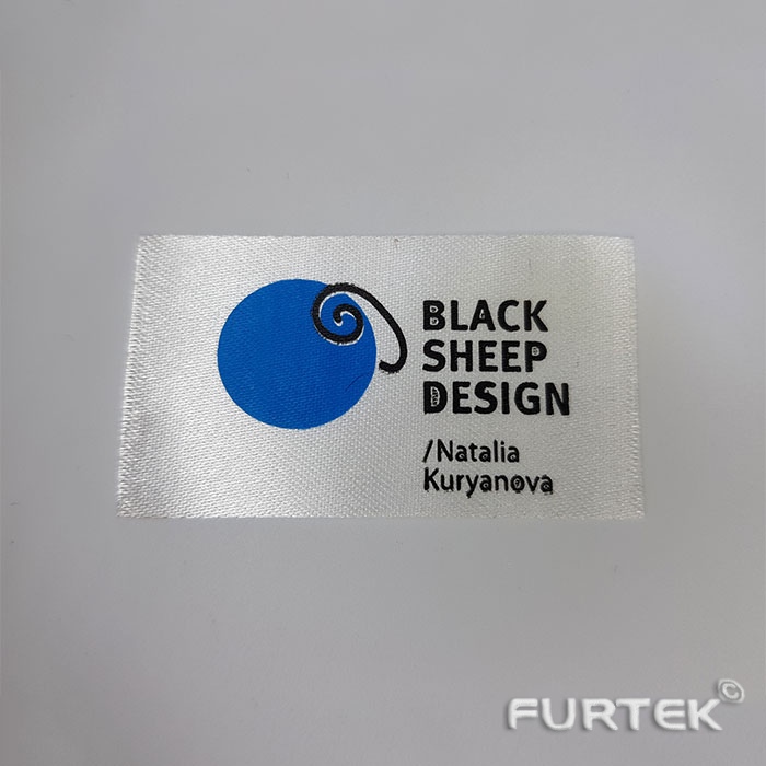 Печать на сатиновой ленте, белый с черным цветом и синим логотипом