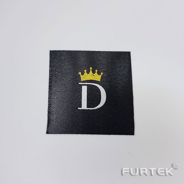 Печать на сатиновой черной ленте, с цветным логотипом