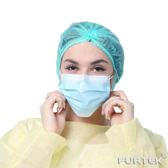 Стерильная маска на медицинском работнике в защитном костюме и шапочке.