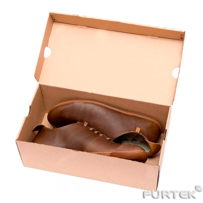 Туфли в открытой картонной коробке для обуви