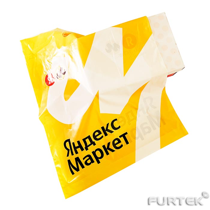 Пакет Яндекс Маркет лежит на коробке с обувью