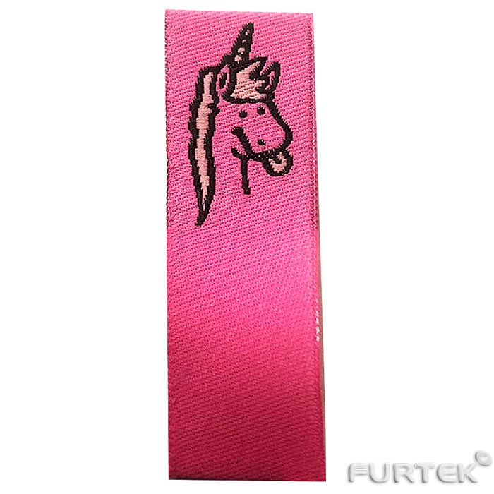Розовая жаккардовая этикетка розового цвета с изображением единорога