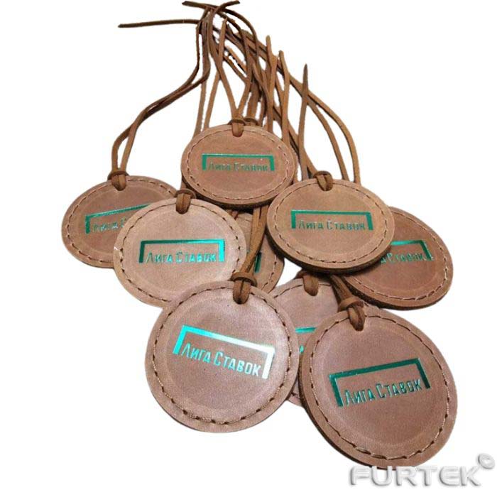 Бирки кожаные на которые нанесено тиснение фольгой Бирки кожаные на которые нанесено тиснение фольгой