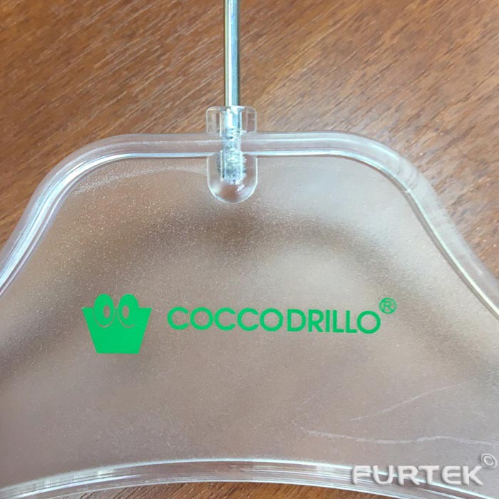 Логотип Coccodrillo на вешалке