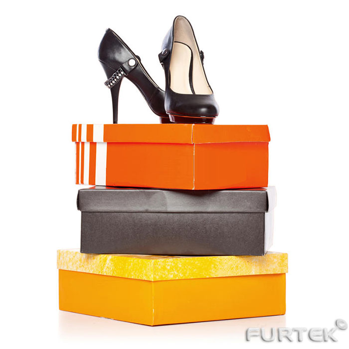 Печать картонных коробок с дном крышкой. На трех коробках стоят женские туфли на высоком каблуке.